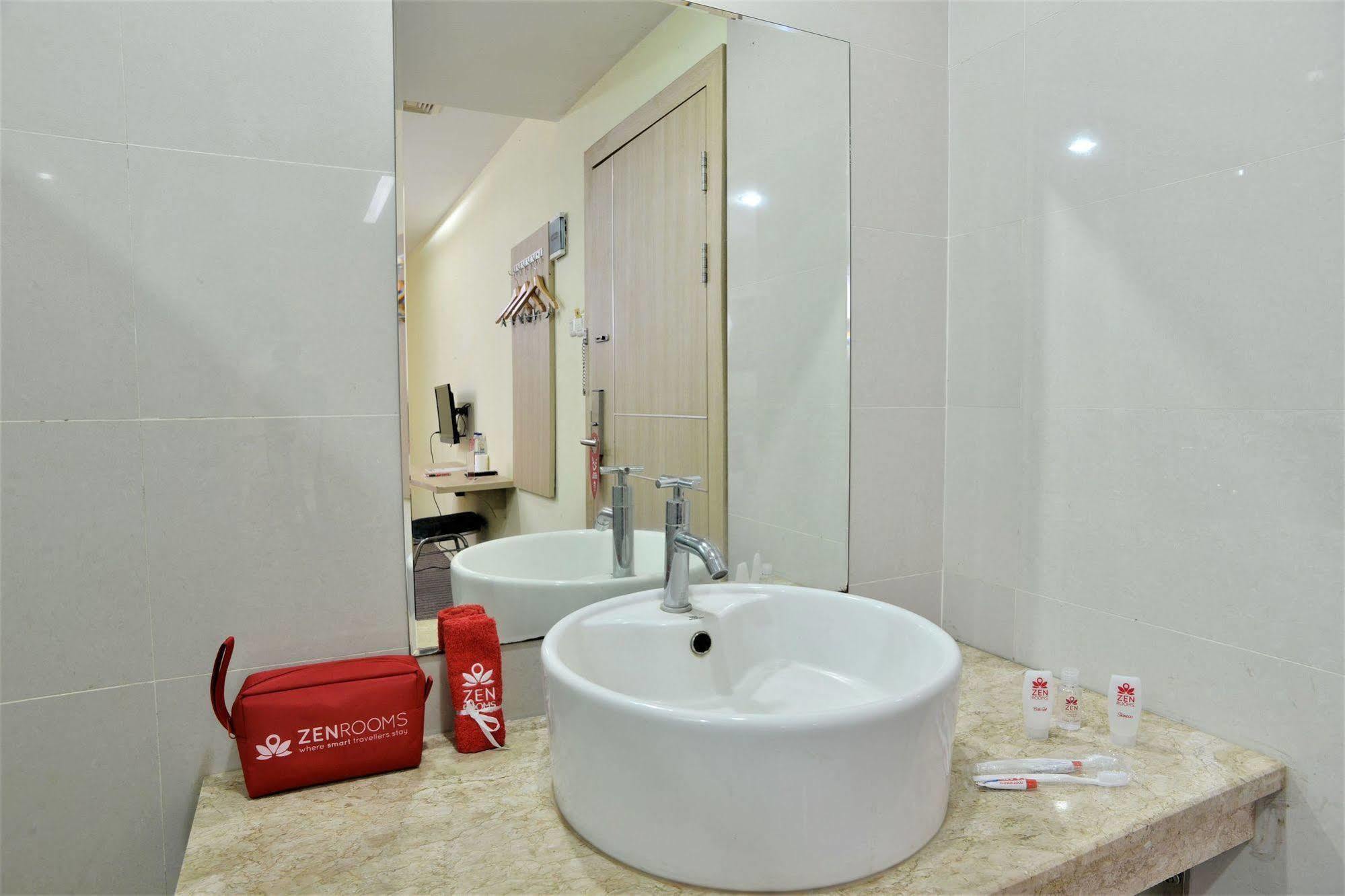 Zen Rooms Rujia Pecenongan 자카르타 외부 사진